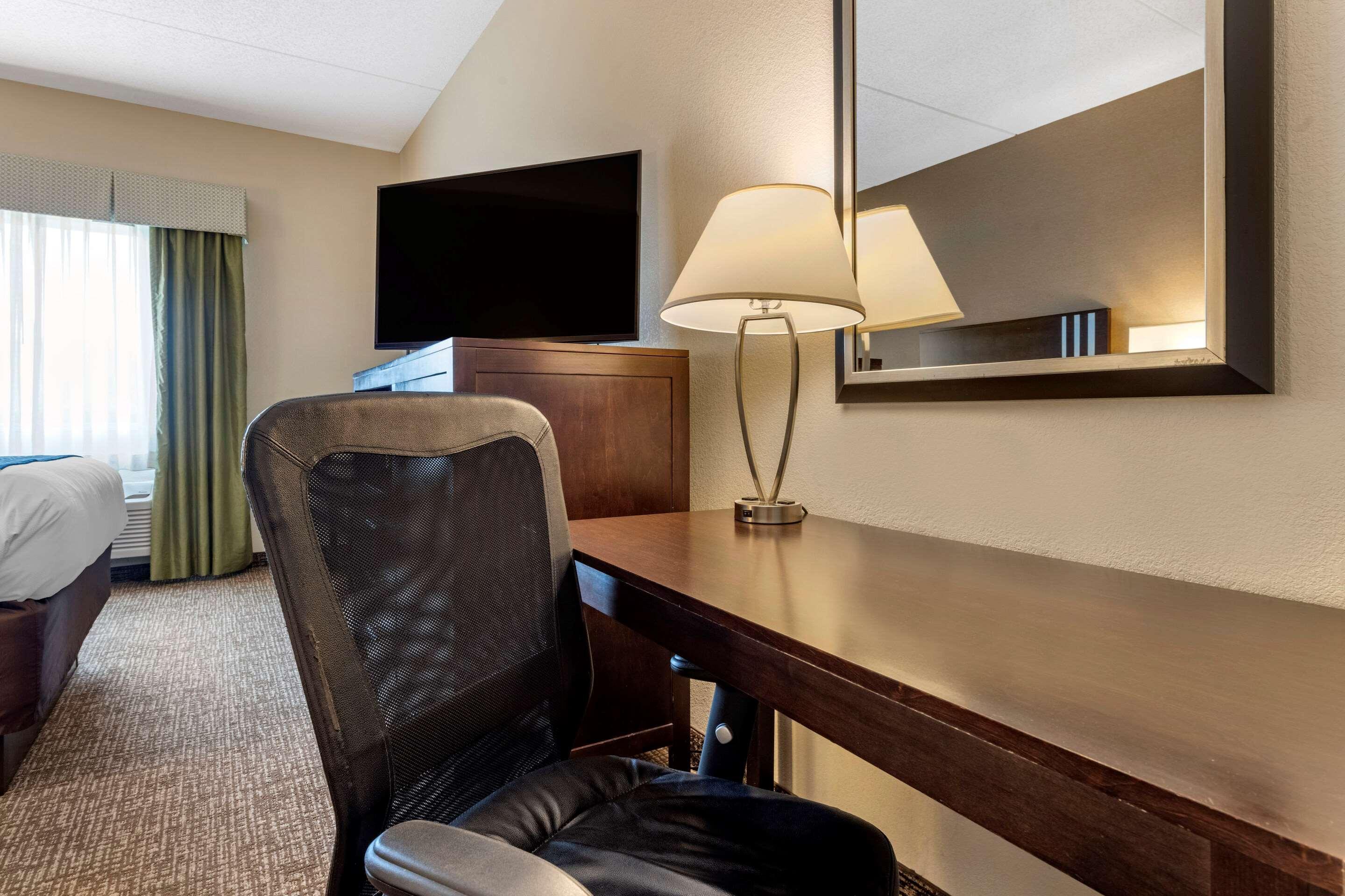 Comfort Inn & Suites Батлер Экстерьер фото