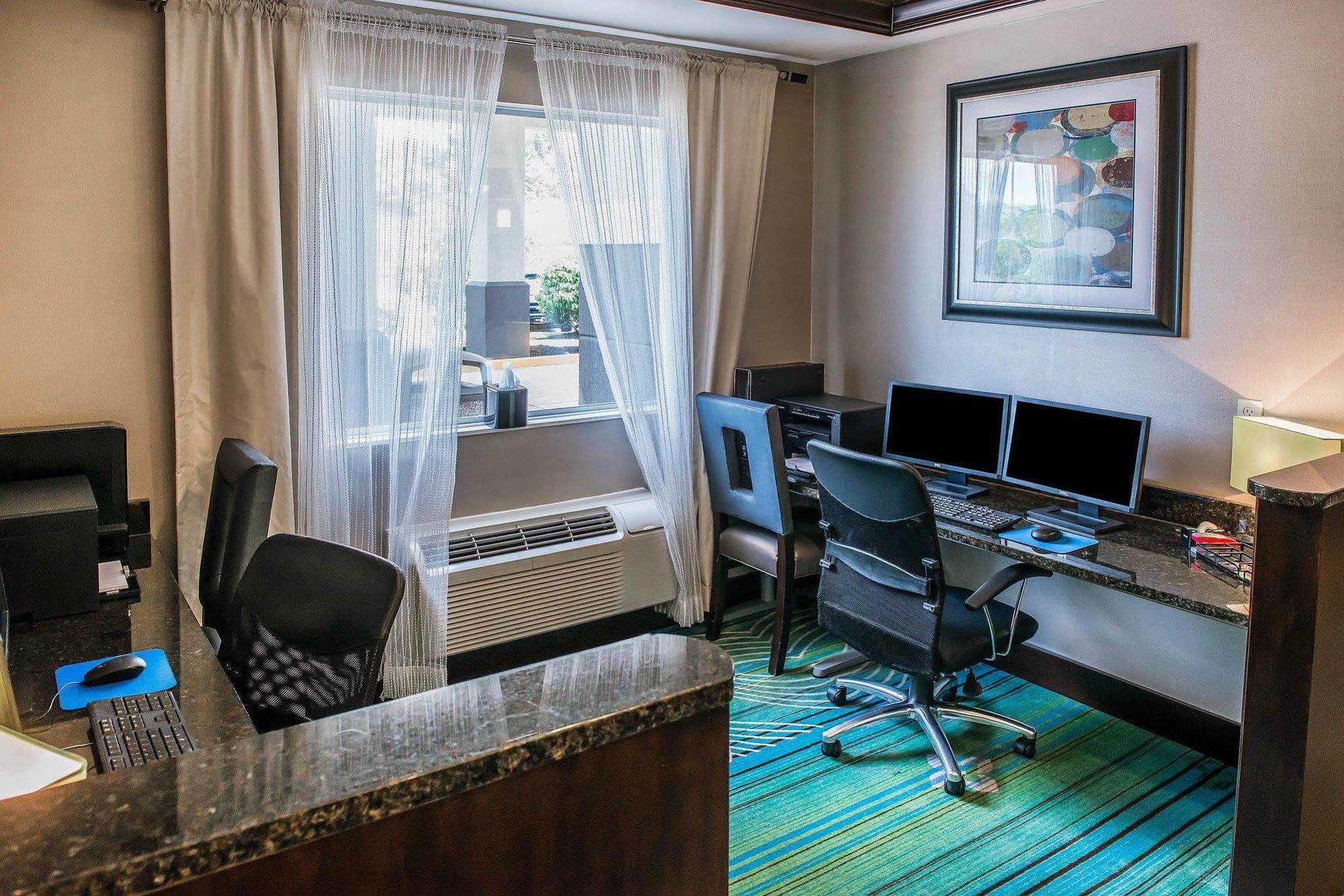 Comfort Inn & Suites Батлер Экстерьер фото